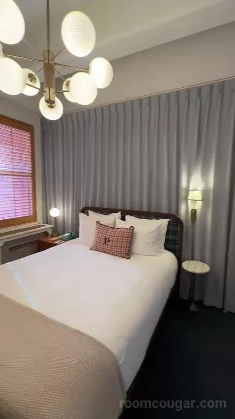 Queen Room (#910) bed picture #7