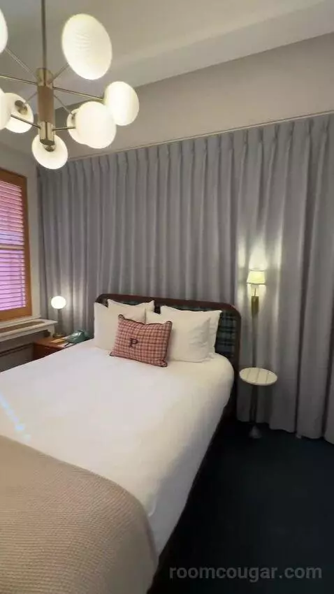 Queen Room (#910) bed picture #8