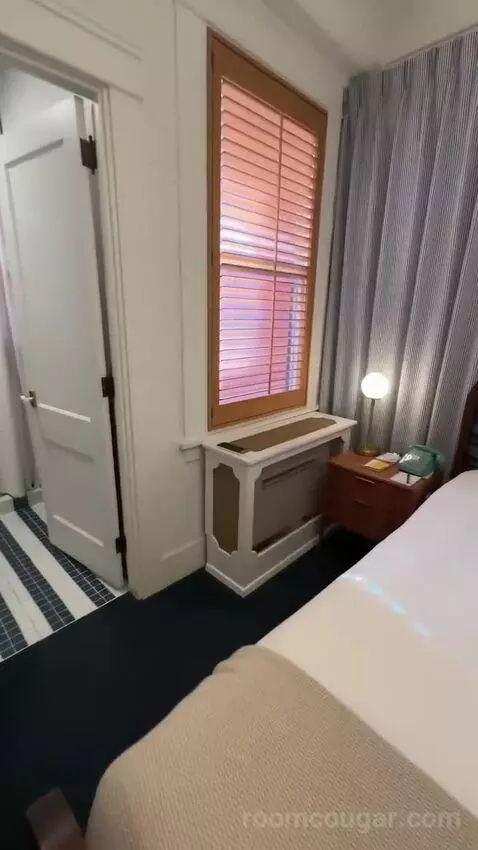 Queen Room (#910) bed picture #10