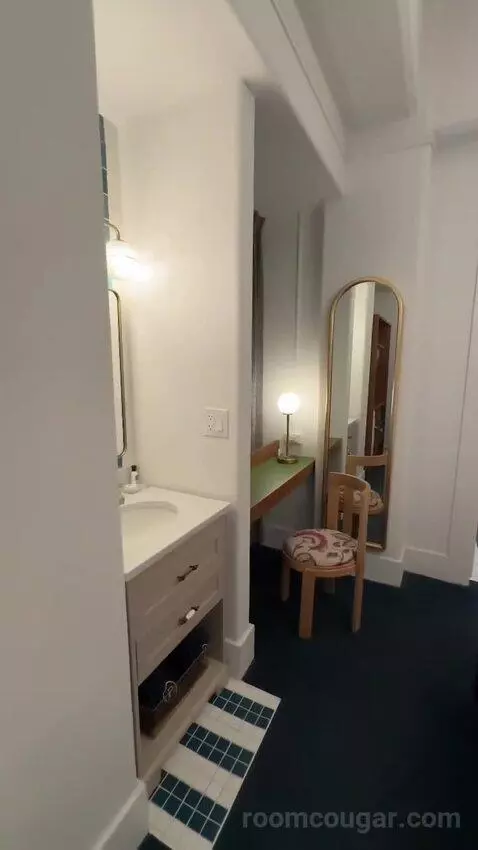 Queen Room (#910) bathroom picture #1
