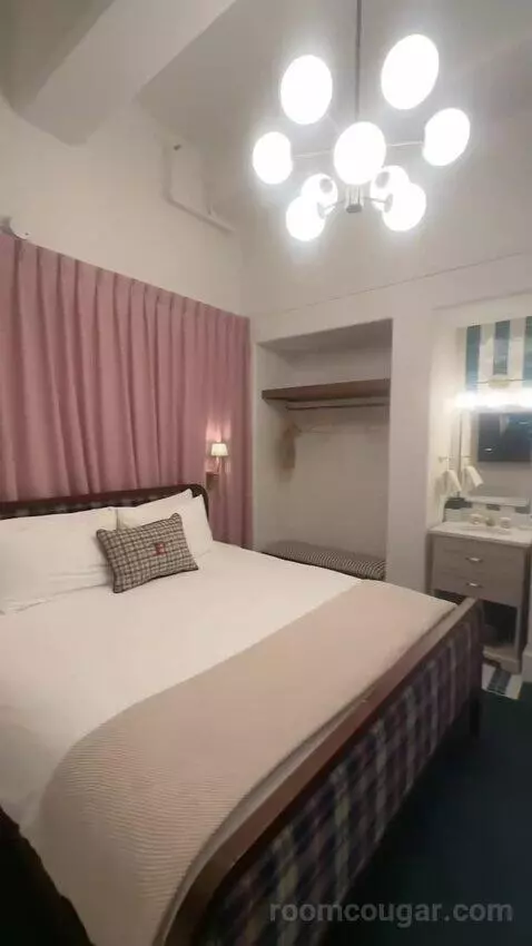 Deluxe King Room (#210) bed picture #1