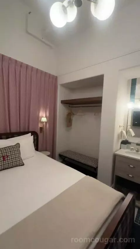 Deluxe King Room (#210) bed picture #3