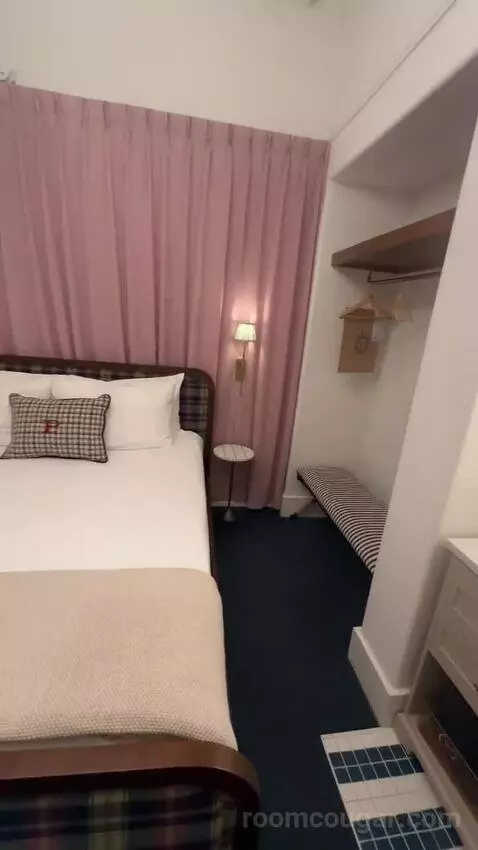 Deluxe King Room (#210) bed picture #5