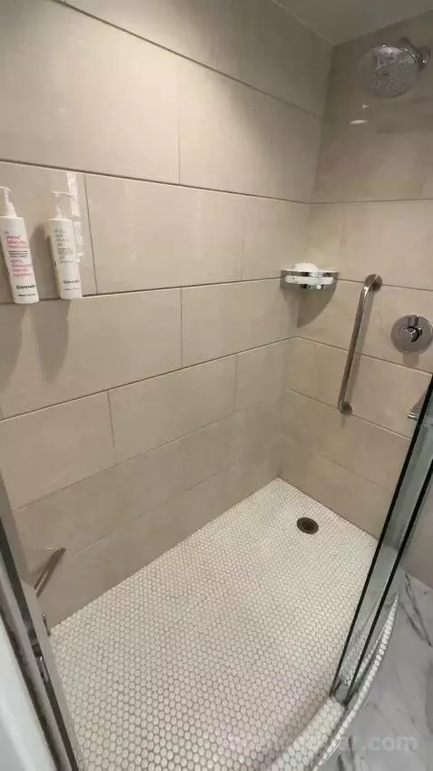King, Water View, Renovated (#1510) bathroom picture #1