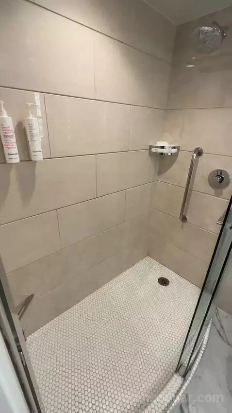 King, Water View, Renovated (#1510) bathroom picture #2