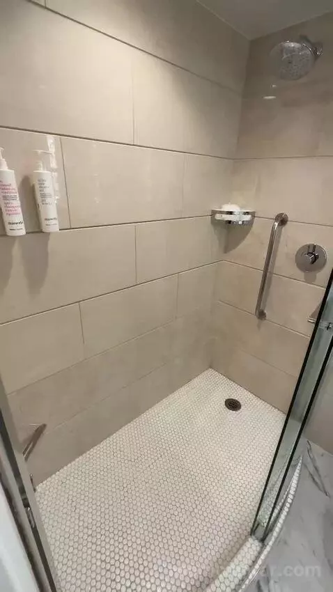 King, Water View, Renovated (#1510) bathroom picture #3