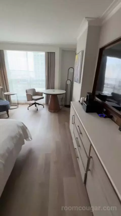 King, Water View, Renovated (#1510) bed picture #7