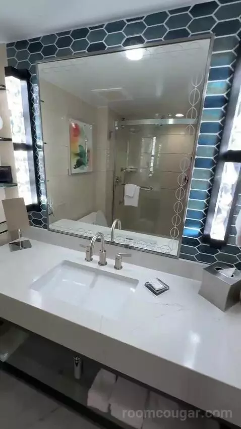 King, Water View, Renovated (#1510) bathroom picture #12