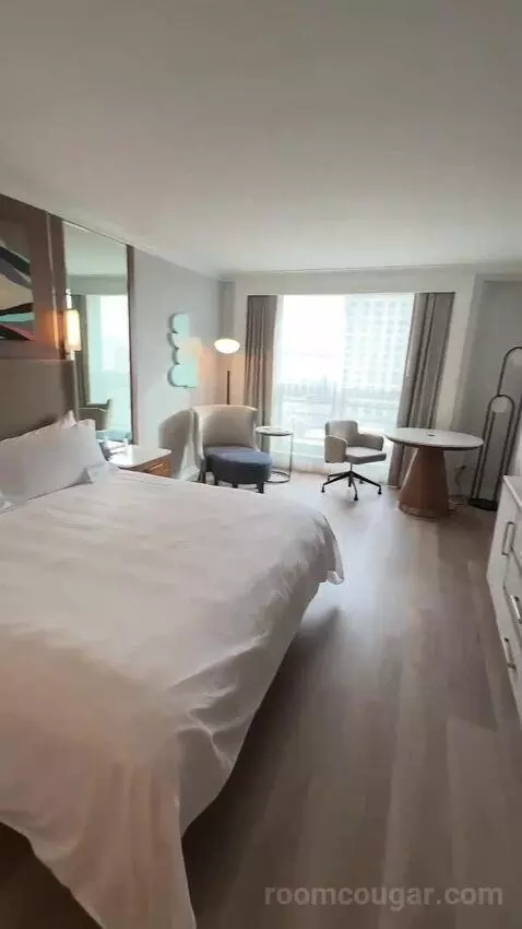 King, Water View, Renovated (#1510) bed picture #2