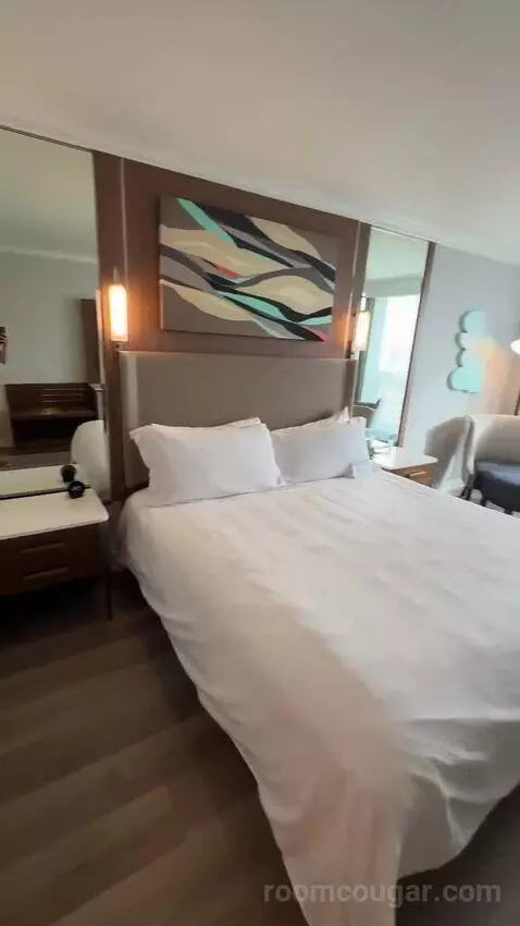 King, Water View, Renovated (#1510) bed picture #5