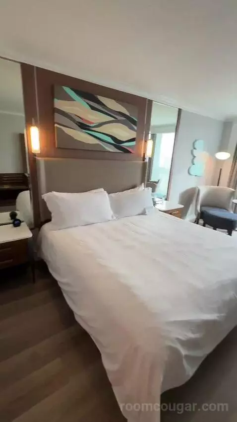 King, Water View, Renovated (#1510) bed picture #6