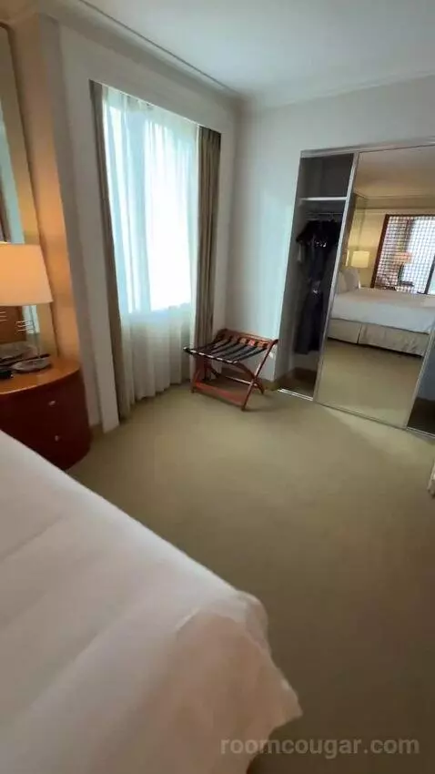 1 Bedroom Junior Suite, 1 King, Some City View, Water View, Corner Room (#1222) bed picture #10