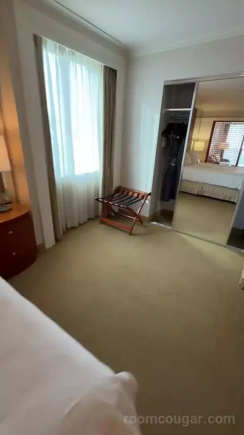 1 Bedroom Junior Suite, 1 King, Some City View, Water View, Corner Room (#1222) bed picture #11