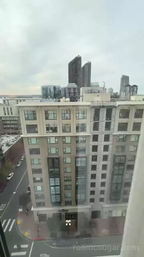 1 Bedroom Junior Suite, 1 King, Some City View, Water View, Corner Room (#1222) view picture #6