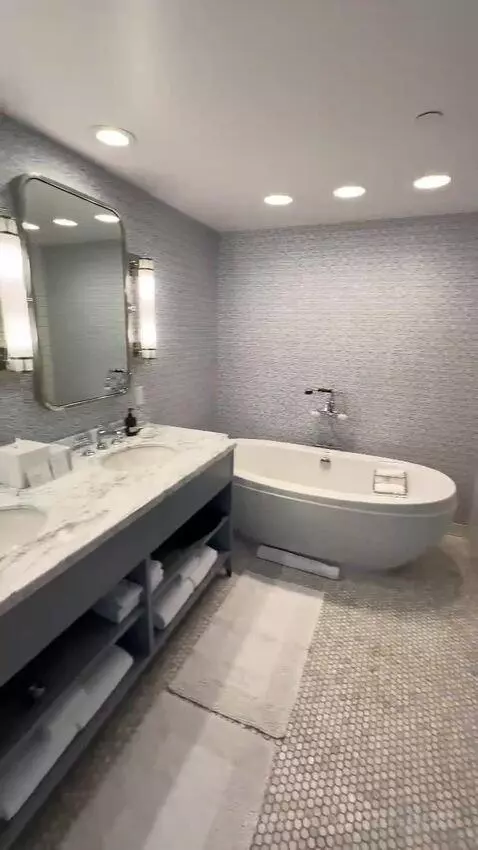 Suite with Pool View (#300) bathroom picture #7