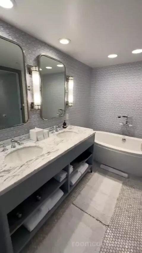 Suite with Pool View (#300) bathroom picture #9