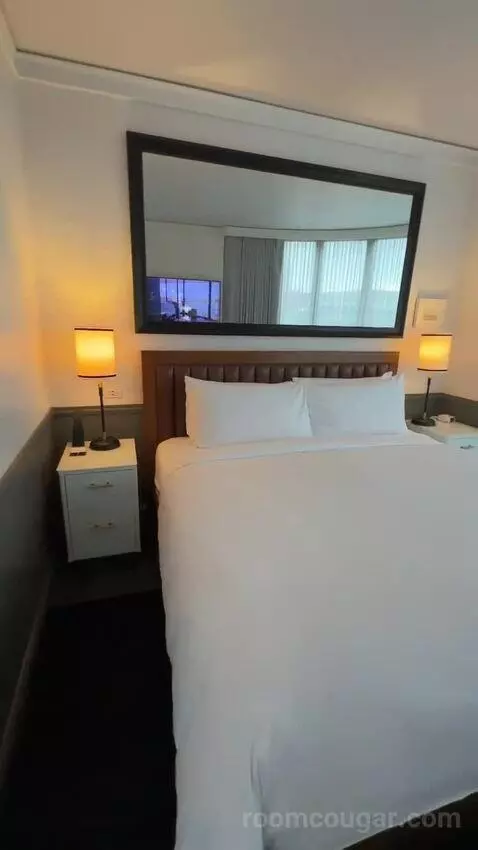 Suite with Pool View (#300) bed picture #4