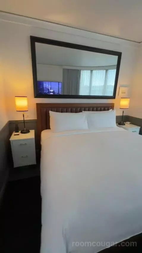 Suite with Pool View (#300) bed picture #5