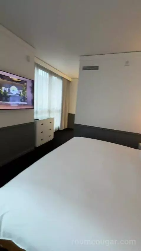 Suite with Pool View (#300) bed picture #9