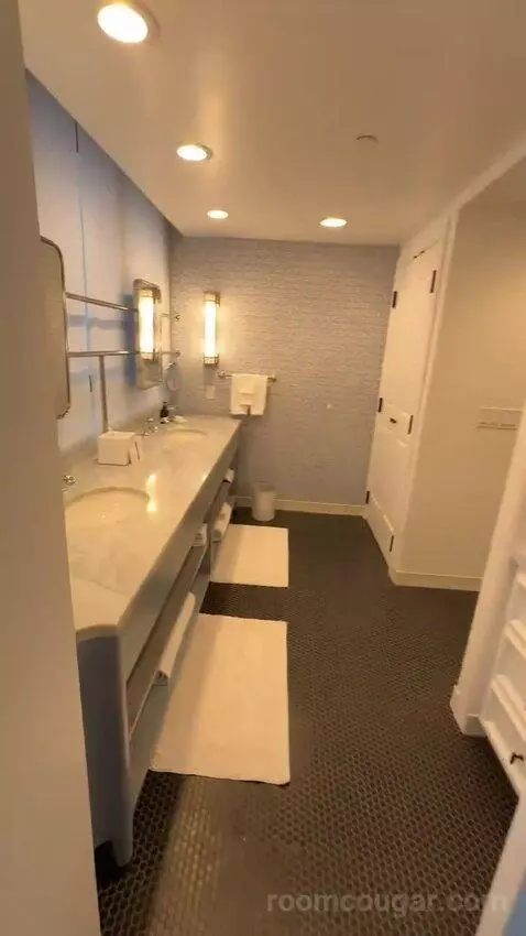 Corner One-Bedroom Suite (#501) bathroom picture #4