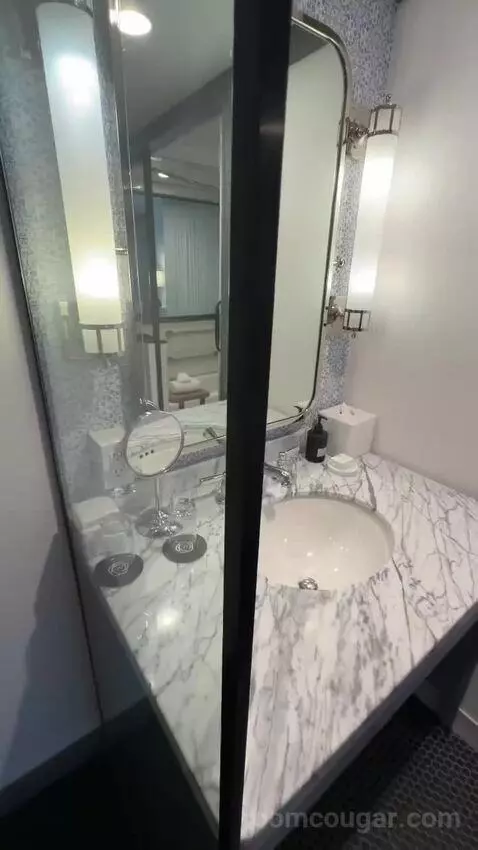 City Queen Queen (#502) bathroom picture #1