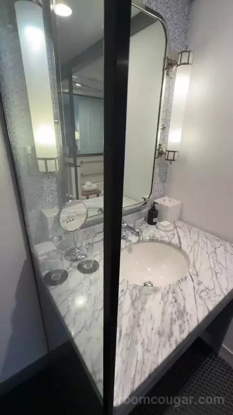 City Queen Queen (#502) bathroom picture #2