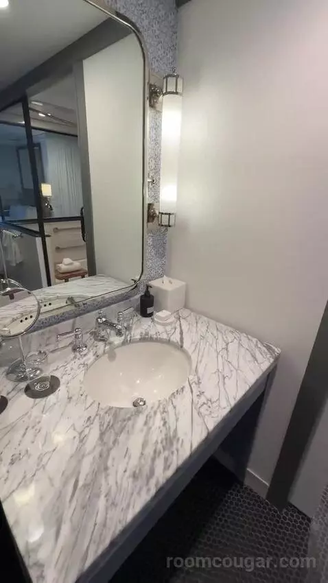 City Queen Queen (#502) bathroom picture #3