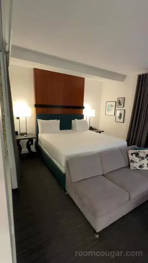 Deluxe King Room (#512) bed picture #3
