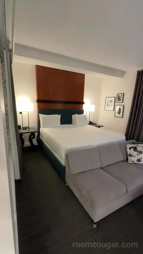 Deluxe King Room (#512) bed picture #5