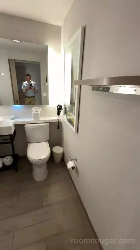 King Room (#304) bathroom picture #3