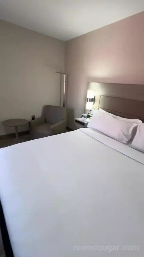 Standard King Room (#719) bed picture #7