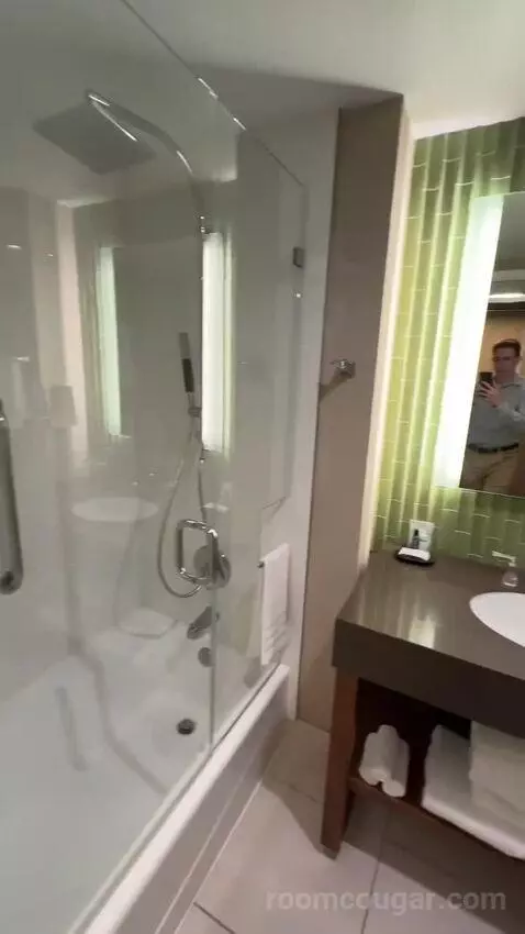 Deluxe, Guest Room, 2 Double, City View, Balcony bathroom picture #3