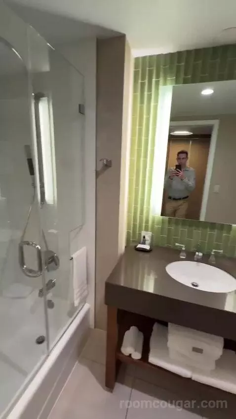 Deluxe, Guest Room, 2 Double, City View, Balcony bathroom picture #5