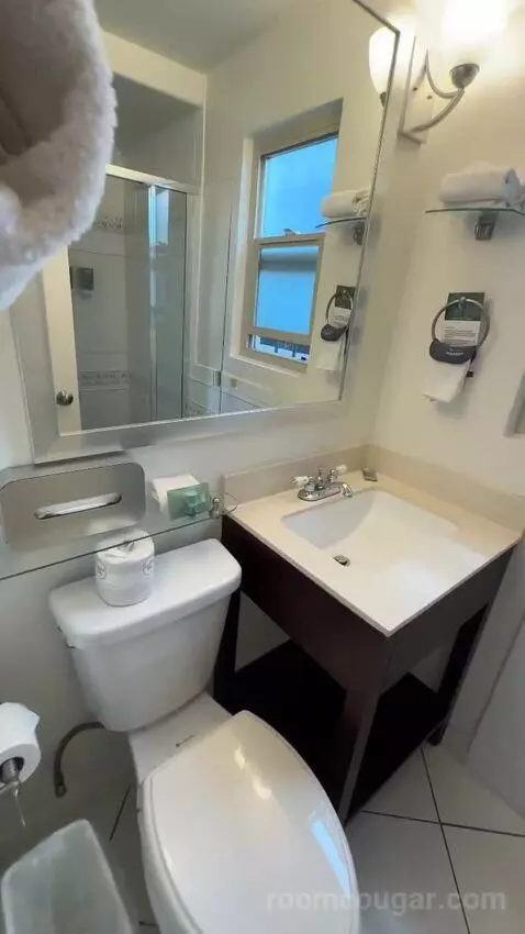 1 King (#114) bathroom picture #4