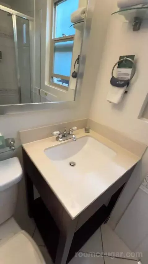 1 King (#114) bathroom picture #9