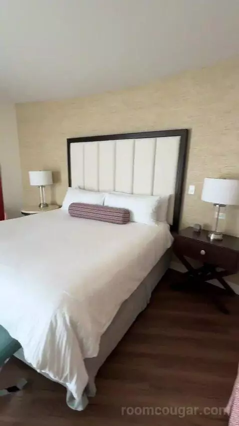 Suite (#1216) bed picture #9