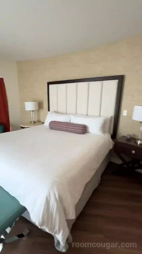 Suite (#1216) bed picture #10