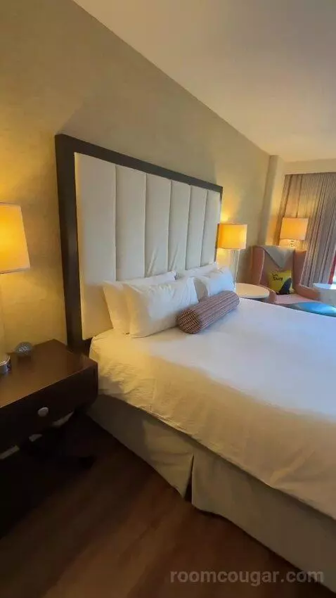 King Room (#921) bed picture #5