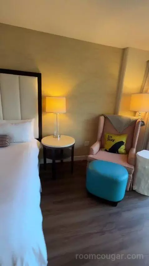 King Room (#921) bed picture #10