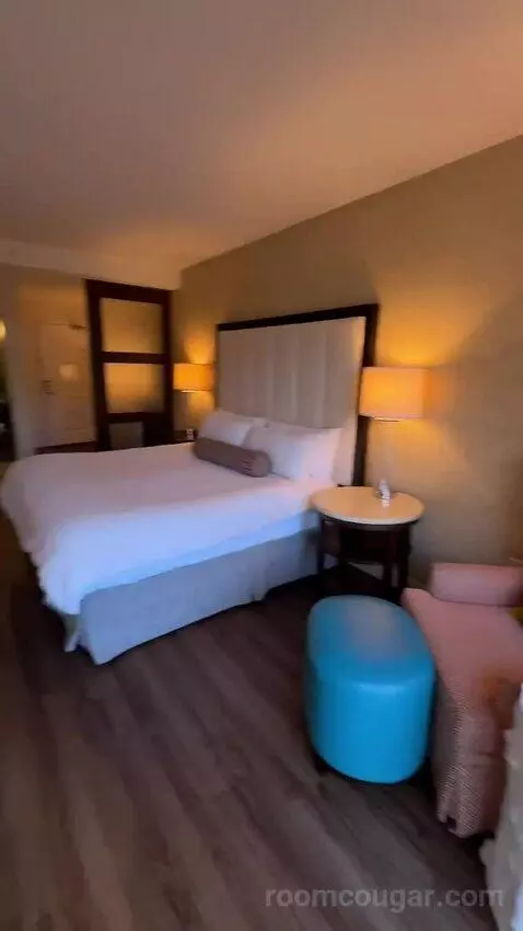 King Room (#921) bed picture #11
