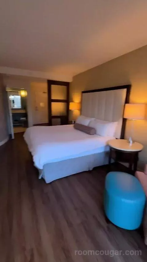 King Room (#921) bed picture #12