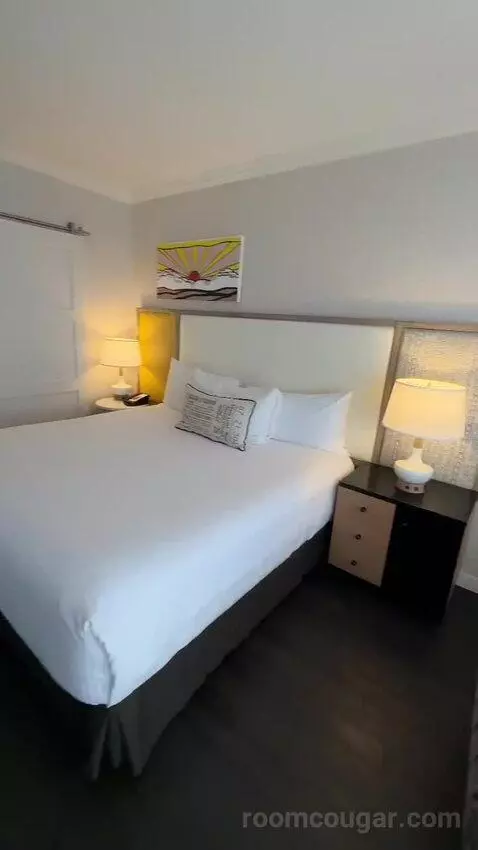 King Suite (#910) bed picture #5