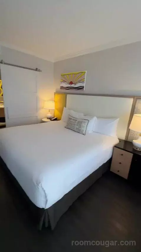 King Suite (#910) bed picture #6