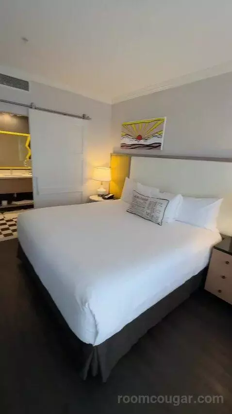 King Suite (#910) bed picture #7