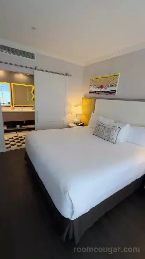 King Suite (#910) bed picture #8