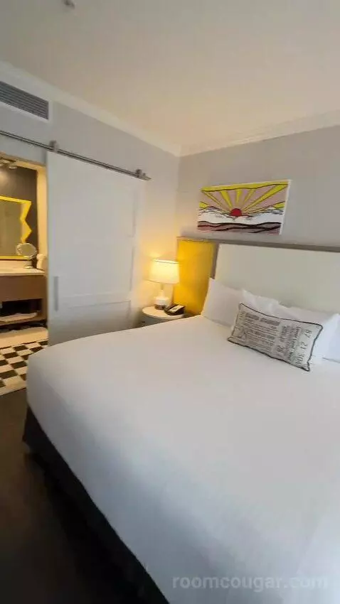 King Suite (#910) bed picture #9