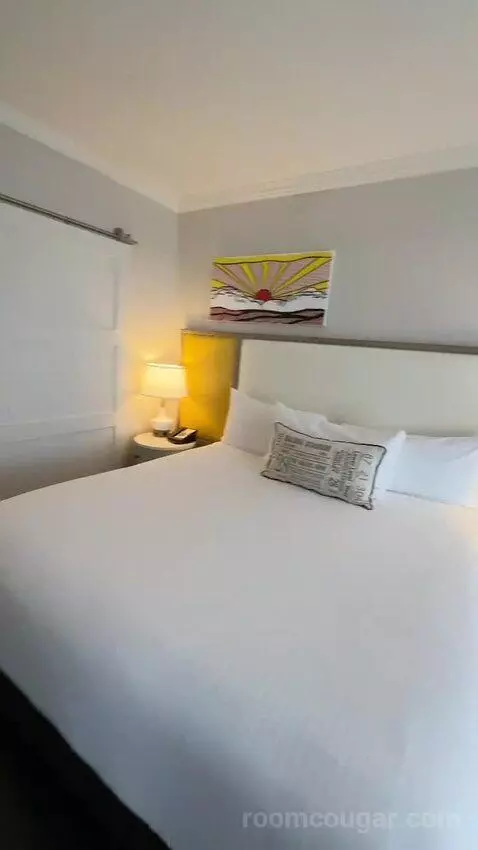 King Suite (#910) bed picture #10