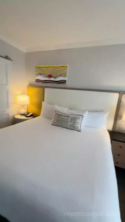 King Suite (#910) bed picture #11