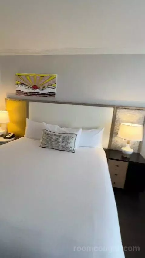 King Suite (#910) bed picture #12