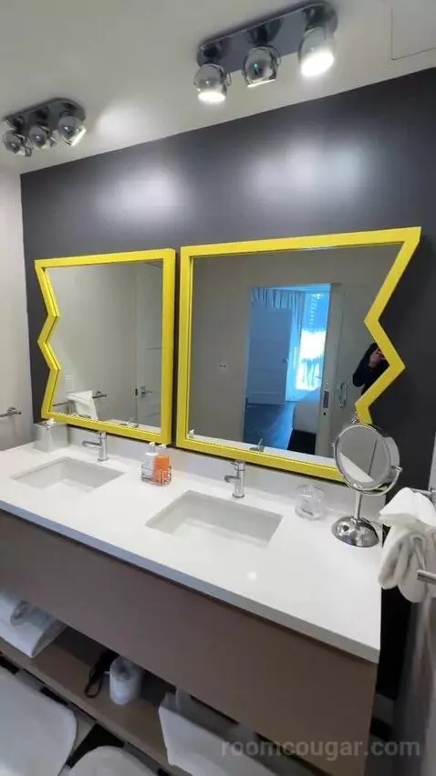 King Suite (#910) bathroom picture #6